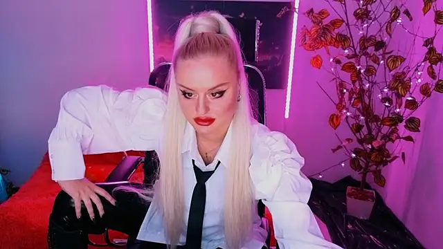 Snapshot of Miss_Alice_Silver chatting on October 3, 9:53 pm Miss Alice Silver online show from October 3, 9:53 pm