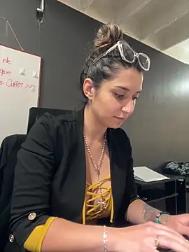 Isabella Varella online show from November 20, 1:23 pm