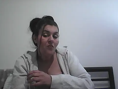 Curvy-Essex-Milf online show from March 5, 11:33 pm