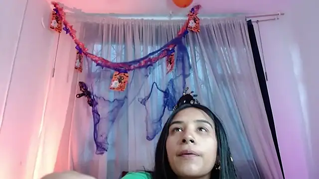Snapshot of violettsuncs chatting on October 15, 7:05 pm violettsuncs online show from October 15, 7:05 pm