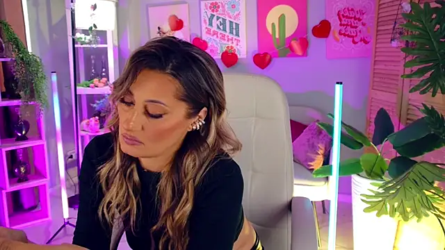 SarahAlluring online show from April 4, 1:43 pm