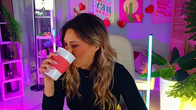 SarahAlluring online show from April 2, 1:30 pm