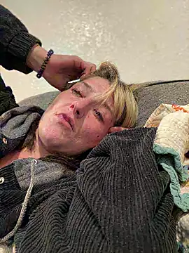 2brokegirlz online show from September 9, 9:09 am