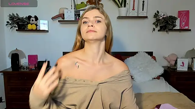 HaleyReedme online show from November 18, 8:15 am