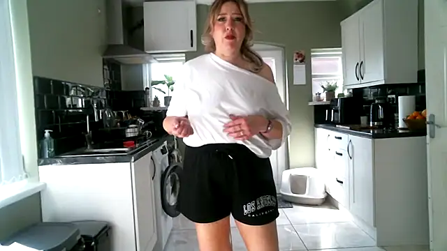 MissHoneyPenny online show from May 28, 9:29 am