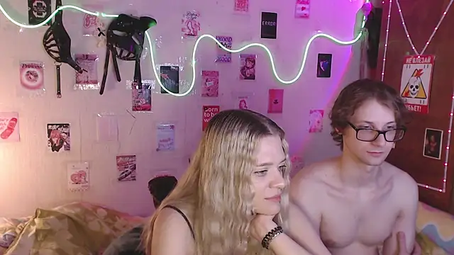 Snapshot of Your_Horny_Friends chatting on October 7, 4:22 pm Your Horny Friends online show from October 7, 4:22 pm