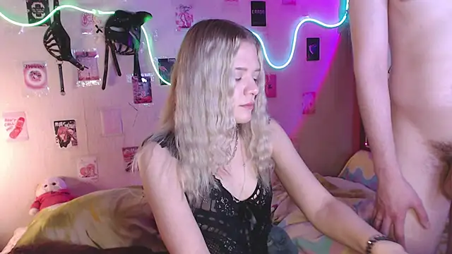 Snapshot of Your_Horny_Friends chatting on October 5, 4:01 pm Your Horny Friends online show from October 5, 4:01 pm