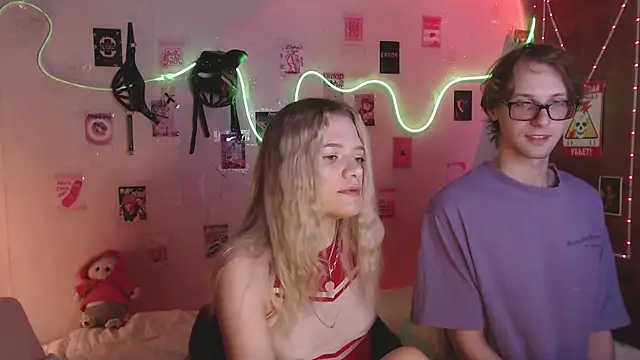 Snapshot of Your_Horny_Friends chatting on October 28, 5:19 pm Your Horny Friends online show from October 28, 5:19 pm