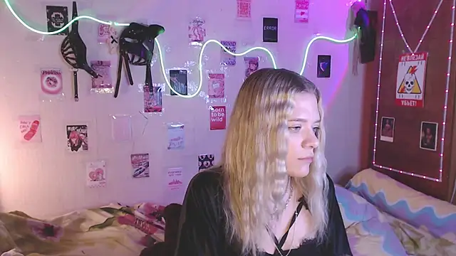 Snapshot of Your_Horny_Friends chatting on October 3, 3:50 pm Your Horny Friends online show from October 3, 3:50 pm