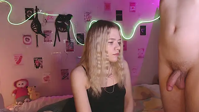 Snapshot of Your_Horny_Friends chatting on October 30, 11:44 am Your Horny Friends online show from October 30, 11:44 am