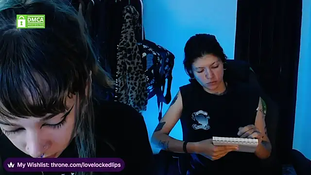 lovelockedlips online show from May 26, 4:01 am