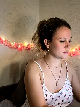 Snapshot of mollygirll chatting on October 9, 4:00 pm mollygirll online show from October 9, 4:00 pm