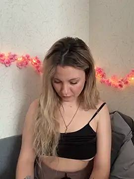 Snapshot of mollygirll chatting on October 14, 9:45 am mollygirll online show from October 14, 9:45 am