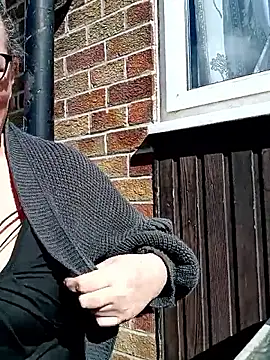 MissQueenBeex online show from April 18, 2:30 pm