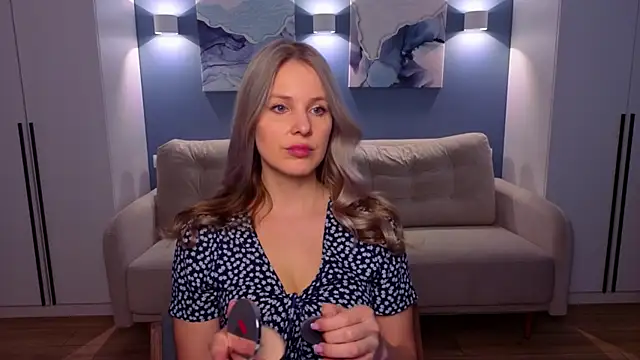 MelanieBennett online show from March 30, 8:03 am