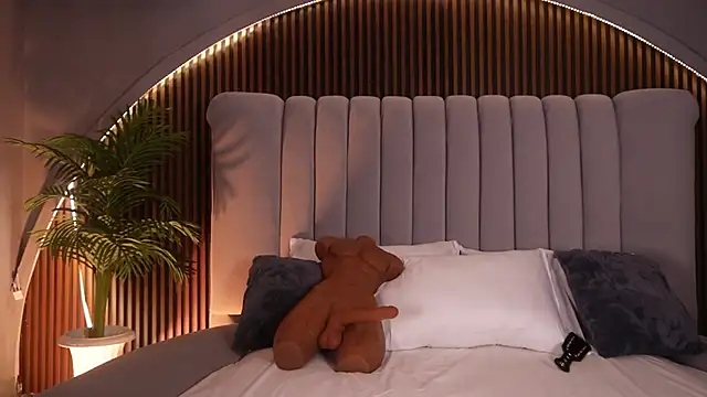 KatlynRous online show from January 31, 7:45 pm