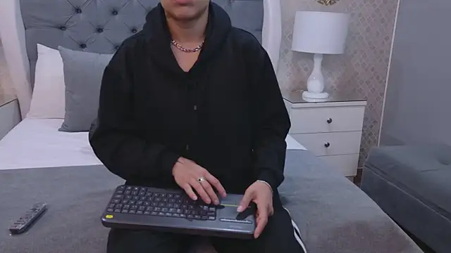 ZoeKrug online show from October 20, 12:52 pm