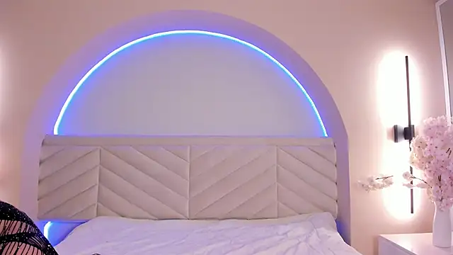 Bella Williiams online show from March 30, 12:05 pm