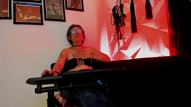 Snapshot of MistressNyx_cg chatting on October 10, 2:44 pm MistressNyx cg online show from October 10, 2:44 pm