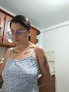 Coralinne   online show from June 9, 1:05 am