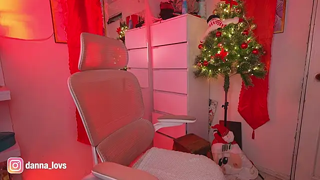 Dannaa Lovs online show from December 1, 6:10 pm