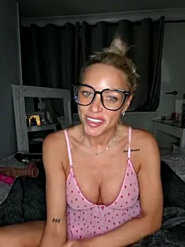 Bellarose xx online show from February 3, 8:45 pm