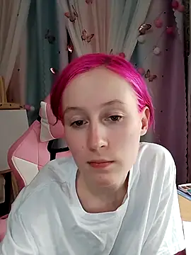 Snapshot of Fuzzy_Unicorn chatting on October 9, 7:18 pm Fuzzy Unicorn online show from October 9, 7:18 pm