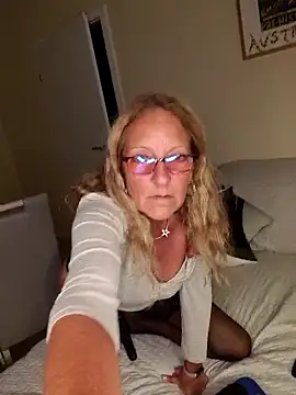 HotWifeLyn68 online show from September 29, 7:52 pm