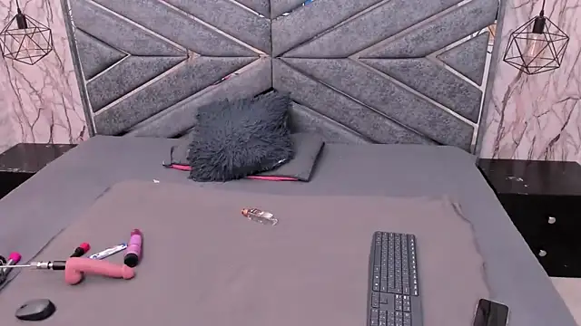 SASHA BROWNIE   online show from November 22, 8:00 pm