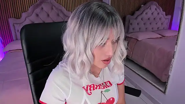 Starbutterflyy  online show from April 5, 5:28 am