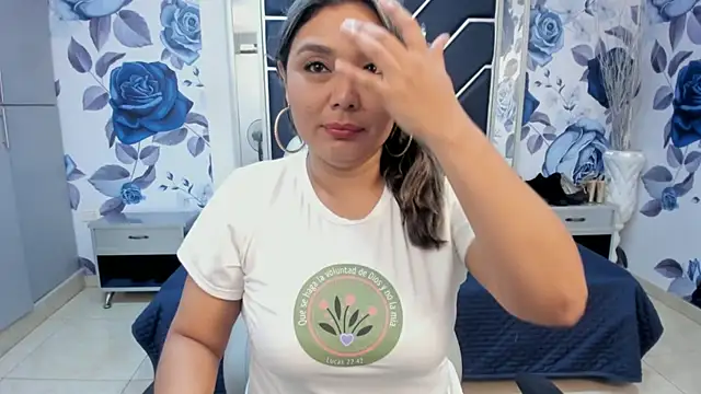 Snapshot of LatinaHoleQueen chatting on September 10, 2:39 pm LatinaHoleQueen online show from September 10, 2:39 pm