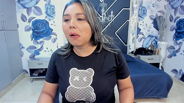 Snapshot of LatinaHoleQueen chatting on October 3, 4:01 pm LatinaHoleQueen online show from October 3, 4:01 pm