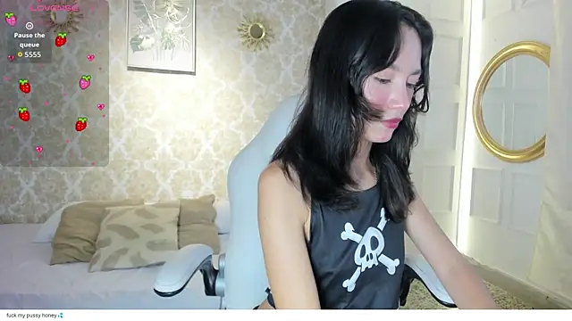 LilyThea online show from May 29, 9:02 pm
