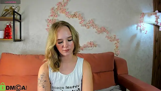 Snapshot of Casey_Sweeet chatting on September 24, 8:35 am Casey Sweeet online show from September 24, 8:35 am