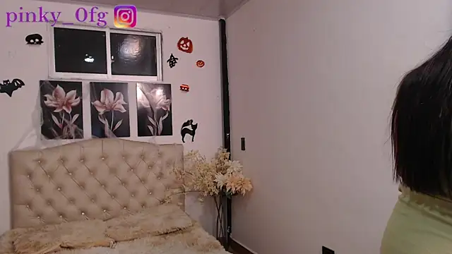 Snapshot of pinky_f00x chatting on October 17, 12:36 am pinky f00x online show from October 17, 12:36 am