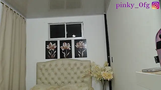 Snapshot of pinky_f00x chatting on September 20, 2:21 am pinky f00x online show from September 20, 2:21 am