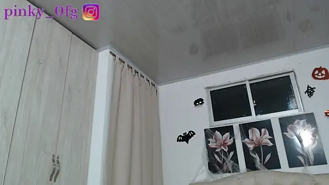 Snapshot of pinky_f00x chatting on October 16, 12:02 am pinky f00x online show from October 16, 12:02 am