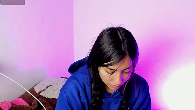 Alanaloiiss  online show from March 11, 3:25 pm