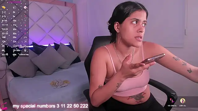 Snapshot of molly_gomezz chatting on October 28, 9:52 pm molly gomezz online show from October 28, 9:52 pm