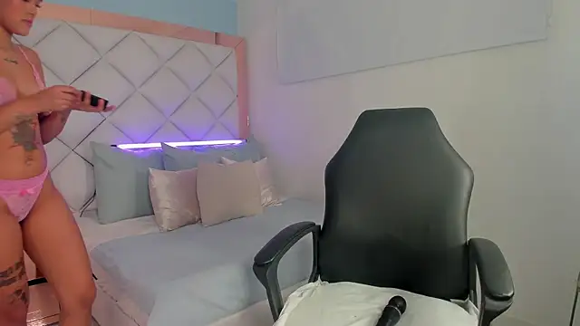 Snapshot of molly_gomezz chatting on October 7, 10:36 pm molly gomezz online show from October 7, 10:36 pm