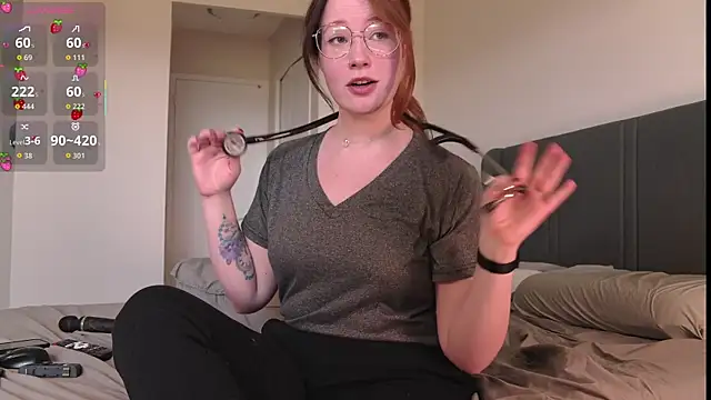 strawberryyfoxie online show from June 2, 6:31 pm