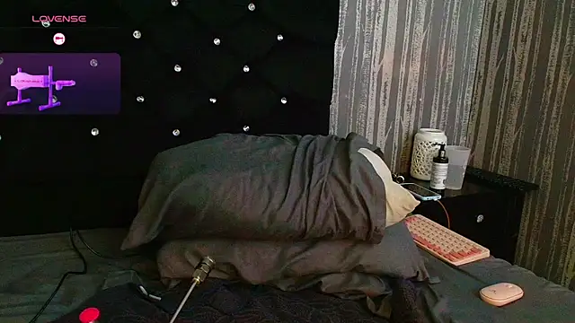 Alicee Moonn online show from April 16, 9:39 pm