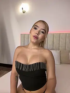 Mia Roswell online show from June 19, 3:11 am