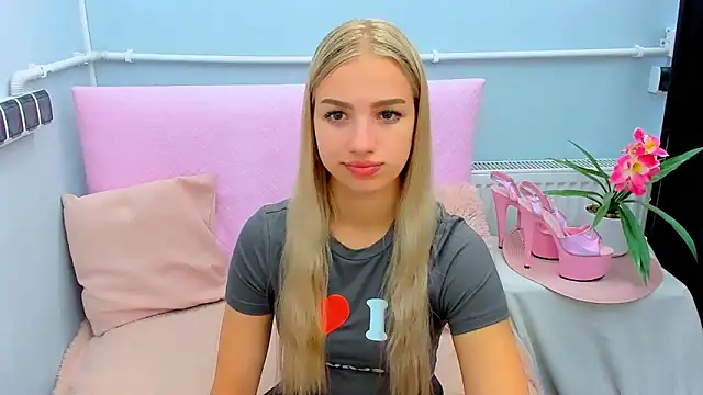 Snapshot of EvetteRose chatting on September 14, 8:18 pm EvetteRose online show from September 14, 8:18 pm