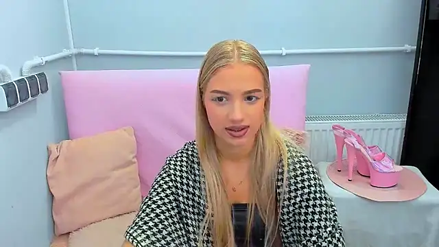 Snapshot of EvetteRose chatting on September 17, 3:10 pm EvetteRose online show from September 17, 3:10 pm
