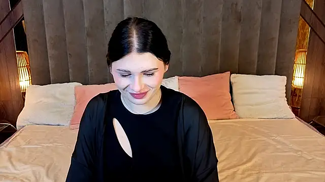 Snapshot of Neyla_Charm chatting on September 18, 5:39 am Neyla Charm online show from September 18, 5:39 am