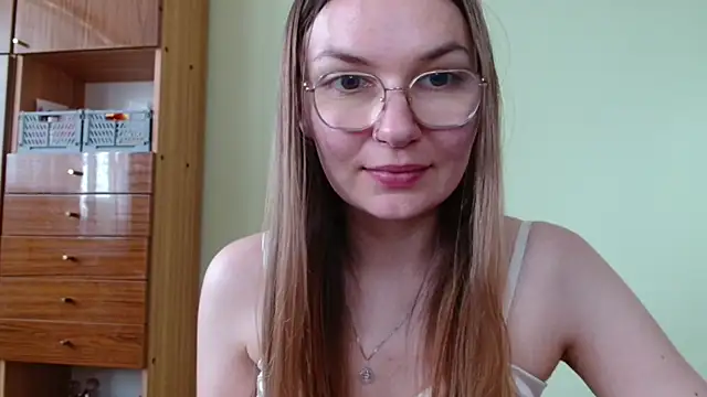 LooveELLYx online show from June 3, 1:45 pm