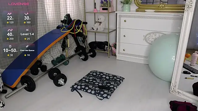 SarahRaynex online show from March 31, 10:15 am