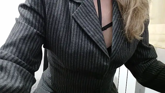 SerenaMilf online show from March 17, 8:57 pm