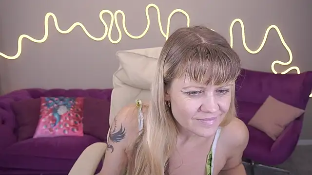 BellaLaPetit online show from October 10, 12:54 pm